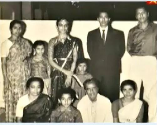 Kamal Haasan_Kollywood_Tamil Cinema_Rare_Vintage_Pics_Bollywoodirect_Family  Pic