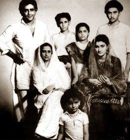 Standing (L-R) Prithviraj Kapoor, Shammi, Urmilla (Uma), Raj Sitting(L-R)- Rama Kapoor, Krishna Front- Shashi