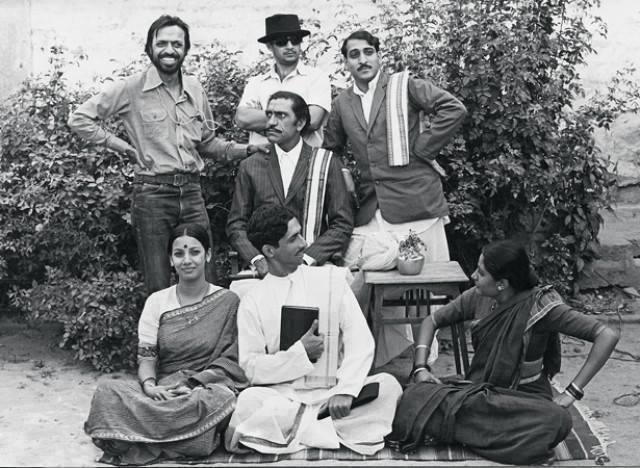 Rare photo of director Shyam Benegal with actors Amrish Puri, Anant Nag, Mohan Agashe, Shabana Azmi, Naseeruddin Shah and Smita Patil on the sets of Nishant from 1975-Bollywoodirect