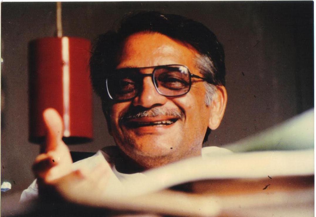 Gulzar- Rare Photo-Vintage-Old-Pics-Bollywoodirect-Daughter-Wife-family-Poetry-Poem