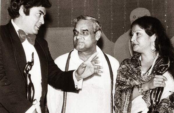 sanjeev kumar-Atal Bihari Vajpayee-Rakhee Gulzar-Rakhi-Rare Pic-Interview-Photo-Old-Vintage-Bollywoodirect
