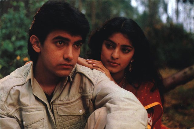 Aamir Khan with Juhi Chawala in Qayamat Se Qayamat Tak (1988) - Bollywoodirect