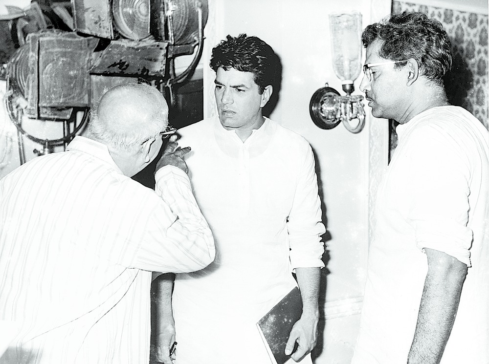 Hrishikesh Mukherjee (right) with Dharmendra and David