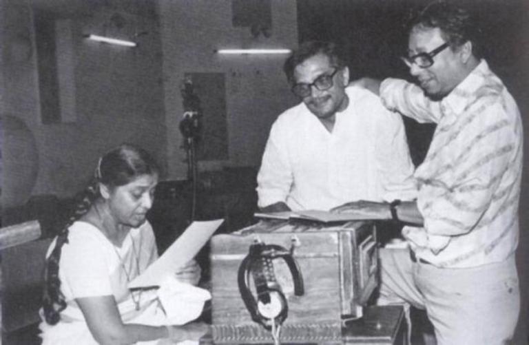 Gulzar- Rare Photo-Vintage-Old-Pics-Bollywoodirect-Daughter-Wife-family-Poetry-Poem