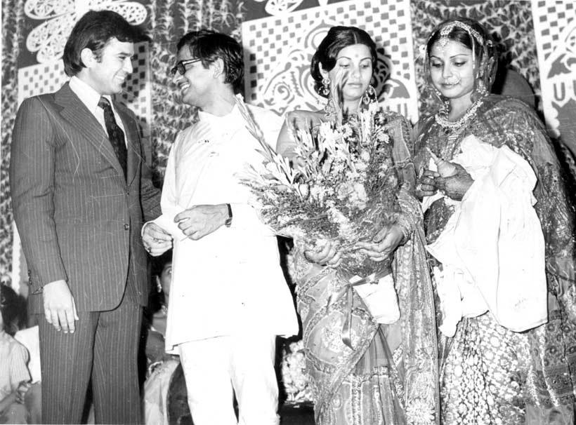 Rare Photo-Vintage-Old-Pics-Bollywoodirect-Daughter-Wife-family-Poetry-Poem-Rajesh Khanna-Dimple Kapadia-Marriage Photo